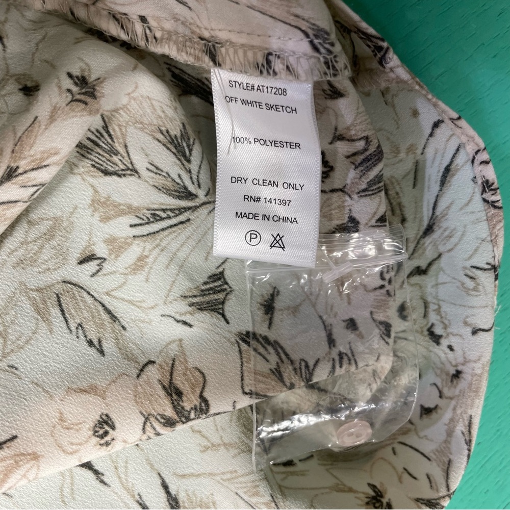NWT ASTR off white sketch floral blouse with tie Sz S - Picture 16 of 16